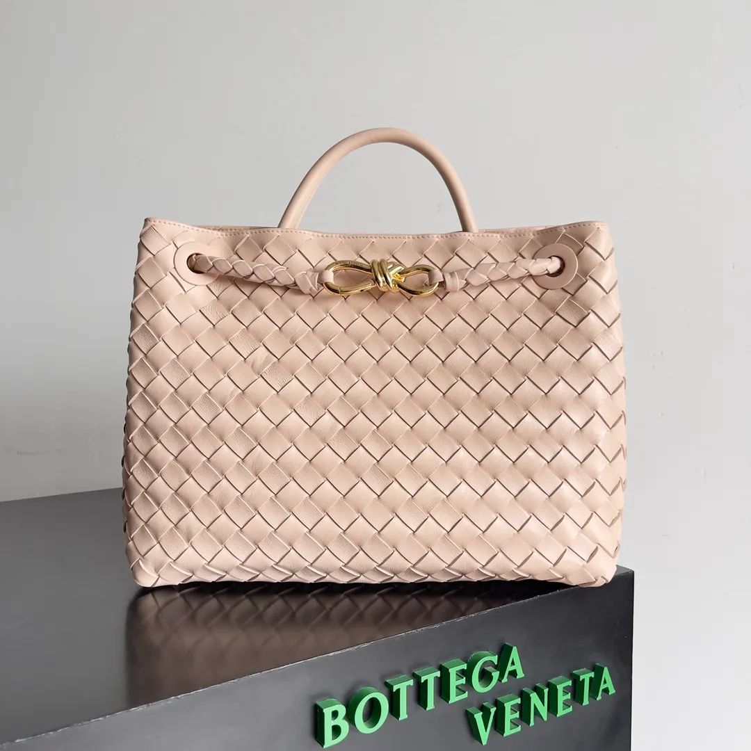 The 2023 new Andiamo batch of 2260 BV has been shipped‼ ️Really popular🔥The new Andiamo woven handbag launched by Bottega Veneta this season is really popular all over the world! ! Celebrities at home and abroad have worn it, and Oscar-winning actress Michelle Yeoh has taken it out on the street. Song Jia, Trai Yara, Yu Feihong, Sanji Ayaka, Rosie Hunting-Whiteley, Yoshioka Riho, etc. have all picked up this bag. It is classic and versatile, showing off its temperament, and the bag capacity is also large, which is very convenient for daily commuting! ! A variety of carrying methods, the shoulder straps can be adjusted by yourself, the original lambskin feels soft and delicate, and the unisex style breaks the gender boundaries and brings a more practical and long-lasting use experience. Andiamo, which has both elegant and casual styles, perfectly interprets the true appearance of "fashionable old money style". Style number: 743572 Size: 32*24*12